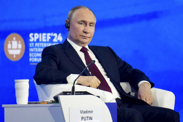 Russlands Präsident Wladimir Putin spricht bei einer Plenarsitzung des Internationalen Wirtschaftsforums in St. Petersburg. Foto: AP/dpa/alexander Zholobov/pool Sputnik Kremlin