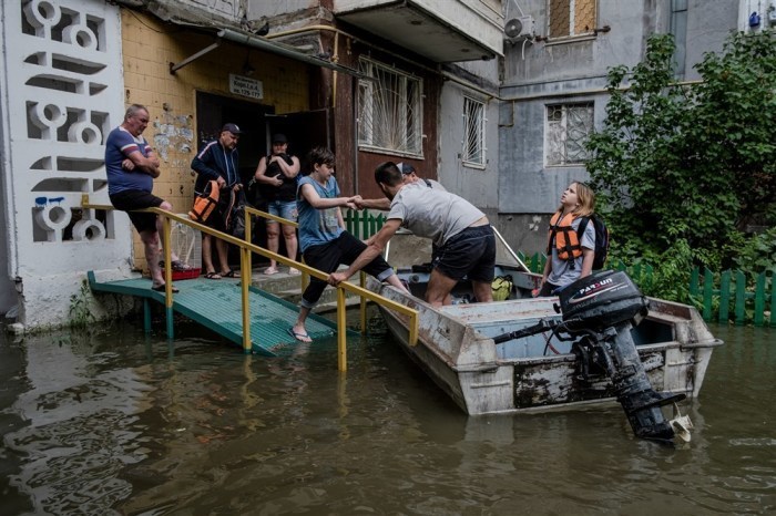 Anwohner evakuieren ihr Haus in einem überschwemmten Gebiet von Kherson. Foto: epa/George Ivanchenko