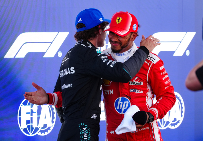 Lewis Hamilton (r) von Ferrari und Andrea Kimi Antonelli von Mercedes umarmen sich nach dem Qualifying in Barcelona. Foto: dpa/David Davies