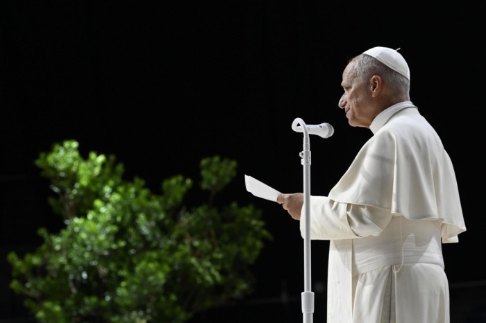 Papst Leo XIV. spricht bei einer Veranstaltung in der Movistar Arena in Madrid während seines sechstägigen Besuchs in Spanien. Foto: Vatican Media/Handout Via epa/dpa