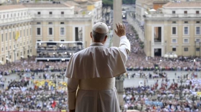 Papst Leo XIV. grüßt die Gläubigen während des Regina-Caeli-Gebets auf dem Petersplatz. Foto: epa/Vatican Media