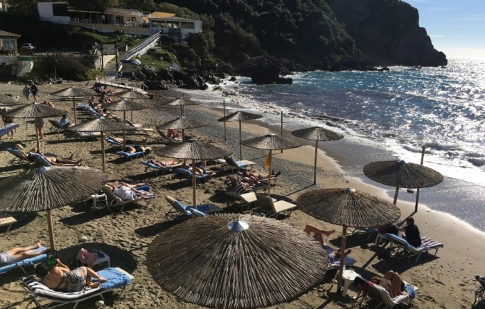 Der Strand von Ermones auf Korfu. Foto: epa/Andy Rain