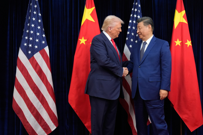 US-Präsident Donald Trump (l) und der chinesische Präsident Xi Jinping schütteln sich vor ihrem Treffen am Gimhae International Airport die Hände. Foto: Mark Schiefelbein/Ap/dpa
