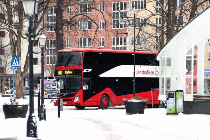 Ein Linienbus fährt durch eine verschneite Stadt – passend zu Berichten über einen spektakulären Busdiebstahl eines Jugendlichen in Skandinavien. Symbolfoto: Pexels/Efrem Efre