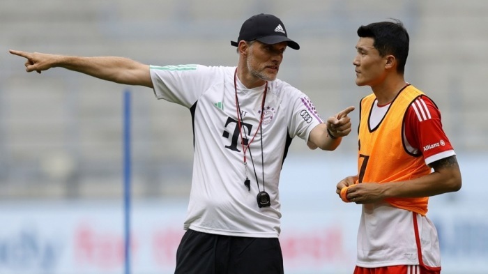 Bayern Münchens Cheftrainer Thomas Tuchel im Gespräch mit Münchens Minjae Kim (r) während einer Trainingseinheit. Foto: epa/Ronald Wittek