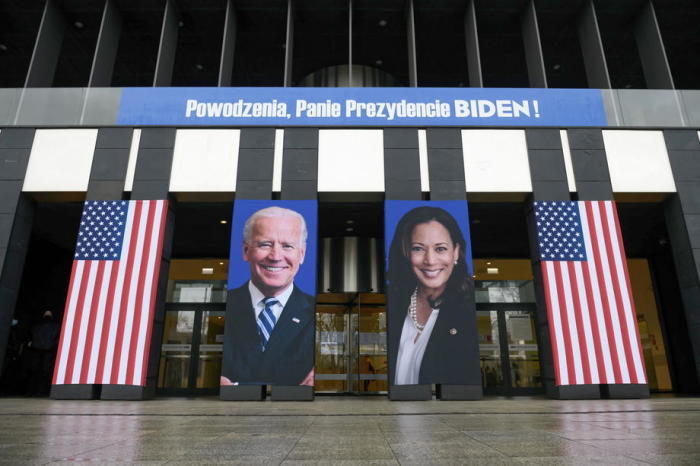 Plakat des designierten US-Präsidenten Biden und des designierten Vizepräsidenten Harris in Poznan. Foto: epa/Jakub Kaczmarczyk