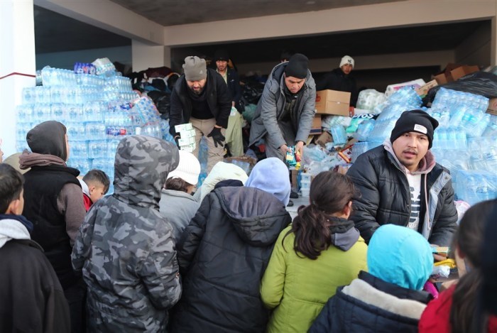 Wasser und Lebensmittel werden an die von einem schweren Erdbeben in Hatay betroffenen Menschen verteilt. Foto: epa/Erdem Sahin