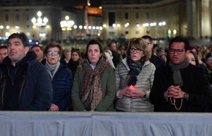 Auf dem Petersplatz beten die Gläubigen einen Rosenkranz für die Gesundheit von Papst Franziskus, der mit einer Lungenentzündung im Krankenhaus liegt. Foto: epa/Fabio Cimaglia