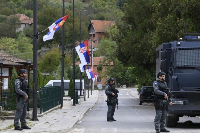 Polizisten kontrollieren das Gebiet des Dorfes Banjska nach der Belagerung des Klosters im Kosovo. Foto: epa/Georgi Licovski