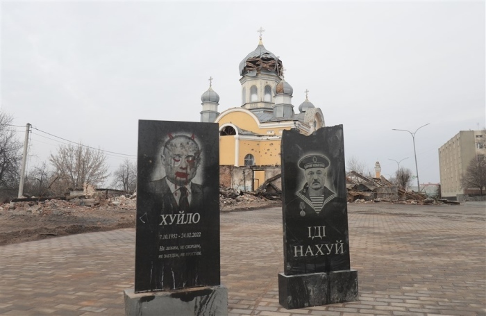In der kleinen Stadt Malin unweit von Kiew wurden von Einheimischen Grabsteine für den russischen Präsidenten Wladimir Putin und seinen weißrussischen Amtskollegen Alexandr Lukaschenko aufgestellt. Foto: epa/Str