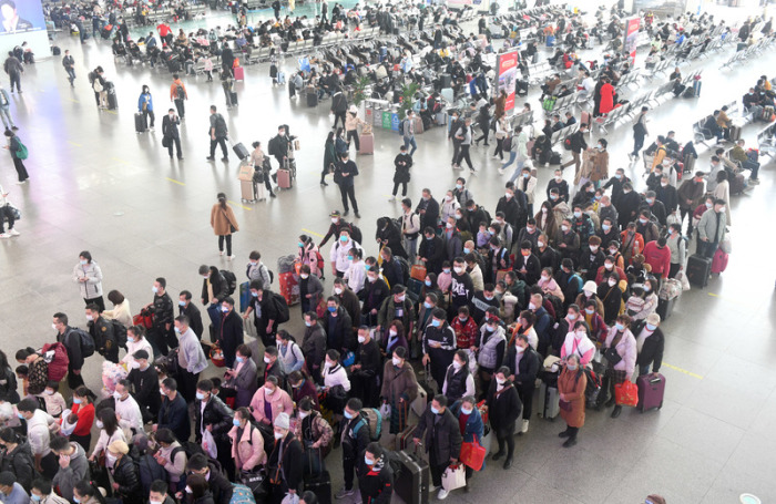 Zahlreiche Fahrgäste stehen in einem Bahnhof in der südchinesischen Provinz Guangdong Schlange. Zum chinesischen Frühlingsfest wird ein großer Reiseansturm im Land erwartet. Foto: Lu Hanxin/Xinhua/dpa