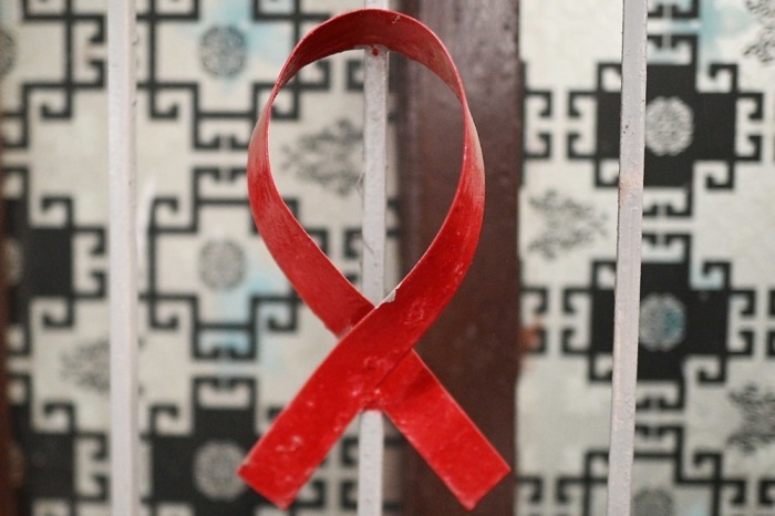 Eine rote Schleife als Symbol für HIV und Aids ist in einem Labor eines Zentrums für antiretrovirale Therapie in Karatschi angebracht. Foto: EPA/Shahzaib Akber