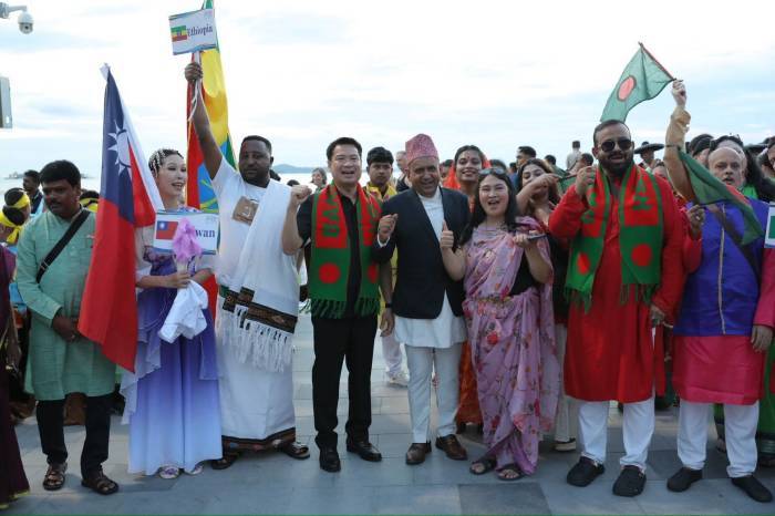 Pattayas Vizebürgermeister Damrongkiat Phinitkan (Mitte) eröffnete die internationale Kulturparade am Pattaya Beach.