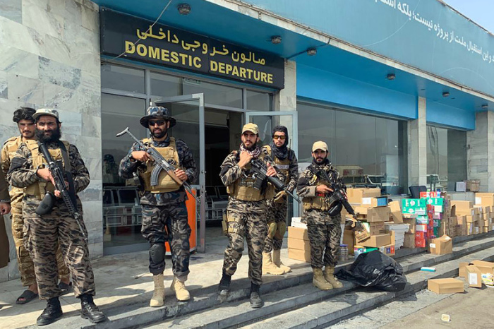 Taliban-Kämpfer bewachen nach dem Abzug der US-Truppen den internationalen Flughafen in Kabul. Foto: AP/dpa/kathy Gannon