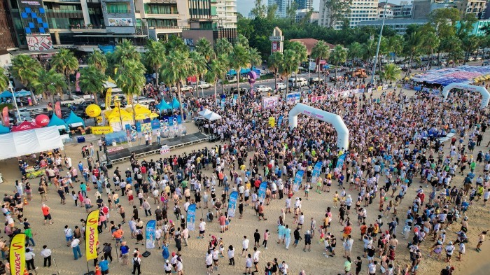 Der Bikini-Strandlauf startet und endet am Central Festival Pattaya Beach. 3.000 Teilnehmer werden erwartet. Fotos: Pattaya International Bikini Beach Race