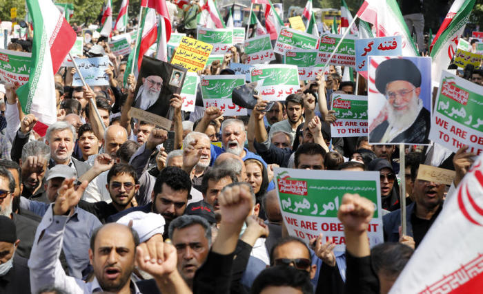 Tausende von Iranern nehmen an einer Kundgebung zur Unterstützung der Regierung gegen die jüngsten Proteste gegen die Regierung teil. Foto: epa/Abedin Taherkenareh