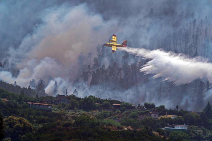 Ein Wasserflugzeug schüttet Wasser auf den Waldbrand in La Orotava, Teneriffa. Foto: epa/Ramon De La Rocha