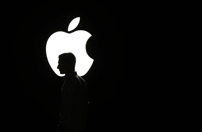 Ein Mensch läuft vor dem Apple-Logo. Foto: epa/Monica Davey