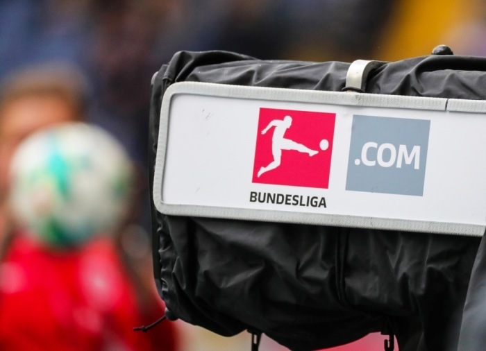 Logo der deutschen Bundesliga auf dem Bildschirm einer Fernsehkamera. Foto: epa/Armando Babani Embargo