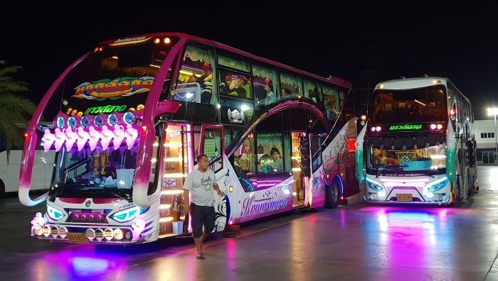 Rollende Kunstwerke: Aufwendig inszenierte VIP-Busse verwandeln jede Nachtfahrt in ein Erlebnis. Foto: Rüegsegger