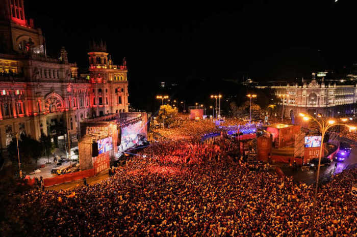 Spieler der spanischen Fußballnationalmannschaft feiern auf dem Cibeles-Platz in Madrid vor ihren Fans. Foto: Bernat Armangue/Ap/dpa