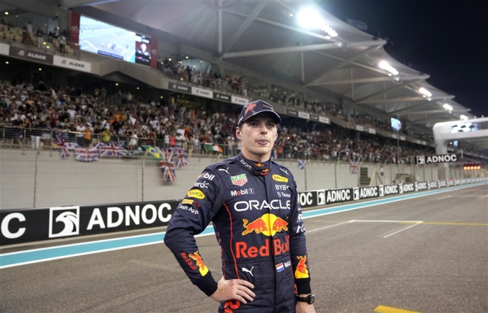 Der niederländische Formel-1-Pilot Max Verstappen von Red Bull Racing nach seinem Sieg im Qualifying zum Großen Preis von Abu Dhabi 2022 auf dem Yas Marina Circuit in Abu Dhabi. Foto: EPA-EFE/Kamran Jebreili