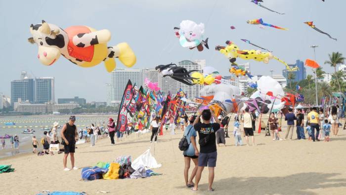 Farbenfrohe Großdrachen verwandeln den Pattaya Beach während des Festivals in eine weit sichtbare Flugshow entlang der Küste. Bild: TMN.TV