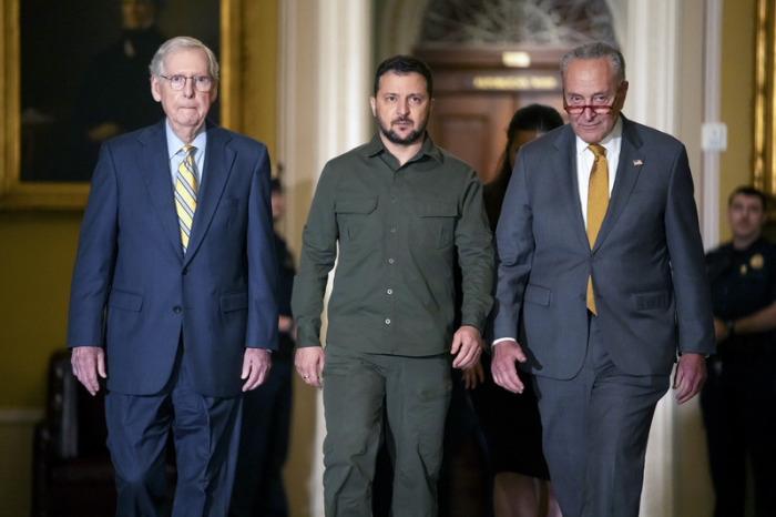 Wolodymyr Selenskyj (M), Präsident der Ukraine, geht neben Mitch McConnell (l), Minderheitsführer im Senat der USA, und Chuck Schumer (r), Mehrheitsführer im Senat der USA, auf dem Capitol Hill. Foto: Mark Schiefelbein/Ap/dpa