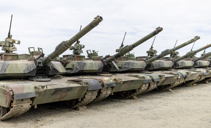 Panzer des Typs M1A2 Abrams stehen auf dem Gelände der 1. Brigade der 3. Infanterie-Division (Raider Brigade) bei den US-Streitkräften in Grafenwöhr. Foto: Daniel Karmann/dpa