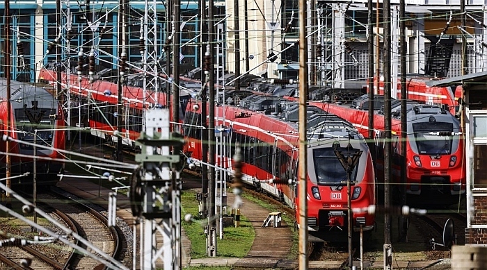 Während eines landesweiten Warnstreiks im Verkehrswesen stehen die Züge in einem Bahnhof still. Foto: EPA-EFE/Hannibal Hanschke