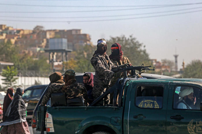 Die Taliban stehen in der Nähe des Schauplatzes einer Operation gegen die IS-Kämpfer in Kabul Wache. Foto: epa/Stringer