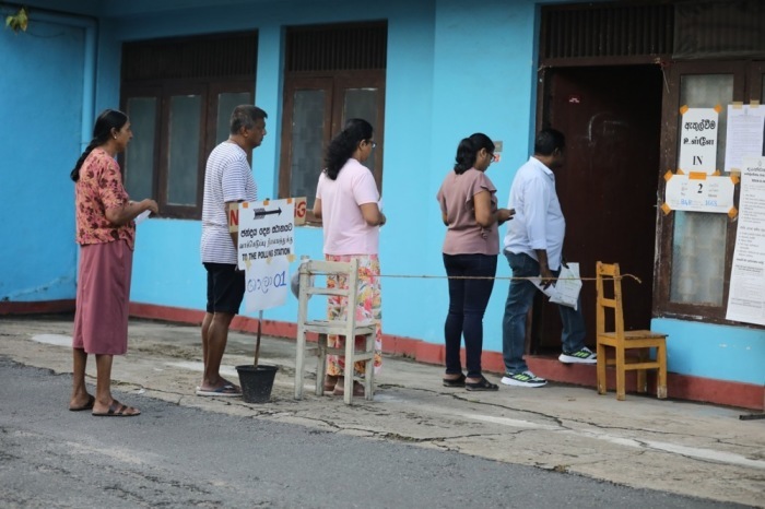Die Menschen in Sri Lanka warten vor einem Wahllokal auf die Stimmabgabe während der Parlamentswahlen in Colombo. Foto: epa/Chamila Karunarathne