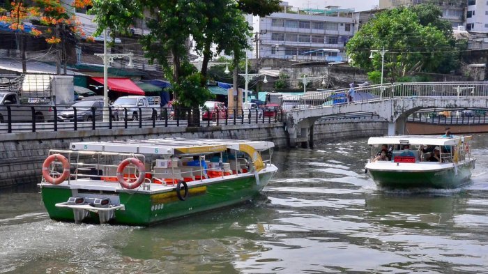 Mit den Elektrobooten der Metropolverwaltung Bangkok kann man emissionsfrei und kostenlos die Sehenswürdigkeiten entlang dem Khlong Phadung Krung Kasem erkunden. Fotos: Tourism Authority of Thailand