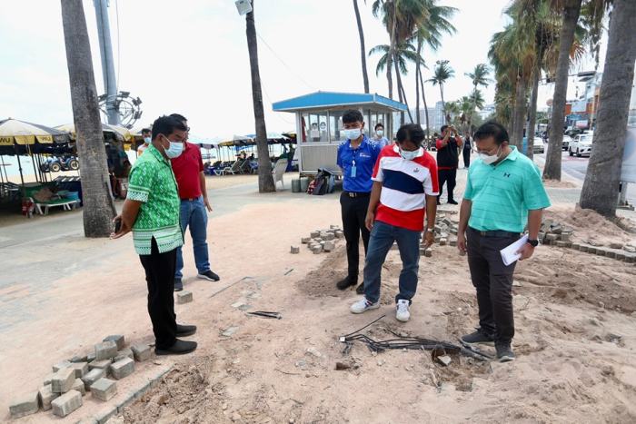 Vizebürgermeister Manoch Nongyai inspiziert die Schäden an der Strandpromenade, die aus dem 5G-Projekt resultieren. Bild: PR Pattaya