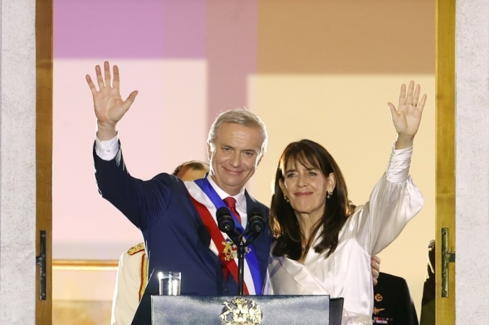 Chiles neuer Präsident José Antonio Kast begrüßt mit Ehefrau María Pía Adriasola Unterstützer vom Balkon des Präsidentenpalasts in Santiago. Foto: EPA/Elvis Gonzalez