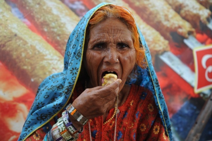 Eine Frau erhält in Hyderabad kostenlose Mahlzeiten anlässlich des Welttages der Lebensmittelsicherheit. Foto: epa/Nadeem Khawar