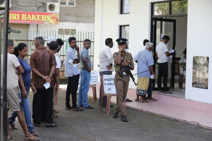 Die Wähler Sri Lankas stehen während der Präsidentschaftswahlen in einem Wahllokal in Colombo Schlange, um ihre Stimme abzugeben. Foto: epa/Chamila Karunarathne