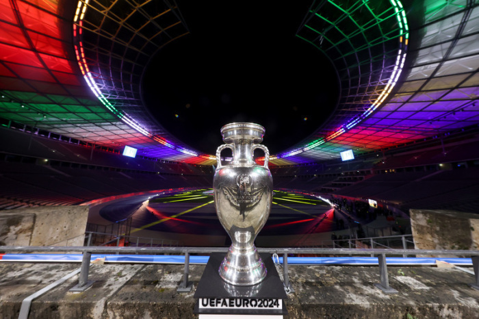 Der Siegerpokal der Fußball-Europameisterschaft 2024 (UEFA 2024) steht im Olympiastadion in Berlin. Berlin ist Gastgeber des Finales der EM 2024 in Deutschland. Foto: Alexander Hassenstein