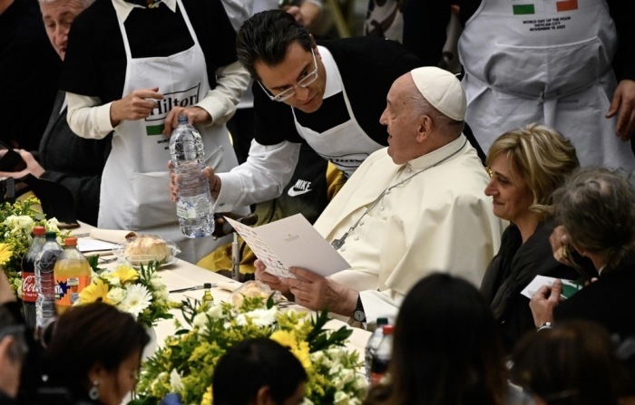 Pope Francis nimmt an einem Mittagessen anlässlich des siebten jährlichen Welttages der Armen in der Paul VI Halle in Vatikanstadt teil. Foto: epa/Riccardo Antimiani