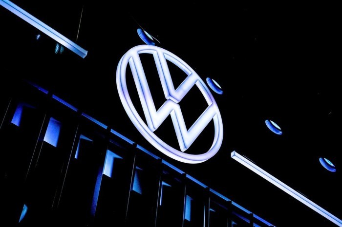 das Logo des Autoherstellers VW in Frankfurt. Foto: epa/Sascha Steinbach