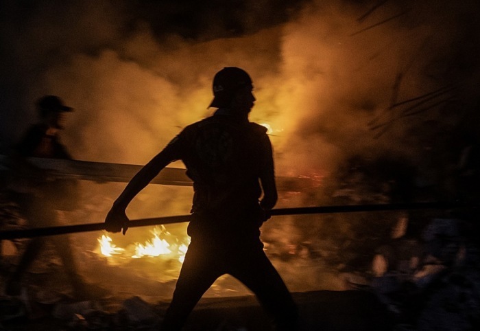 Palästinensische Feuerwehrleute löschen einen Brand in einem Wohnhaus, das nach einem israelischen Luftangriff im Gazastreifen zerstört wurde. Foto: EPA/Mohammed Saber