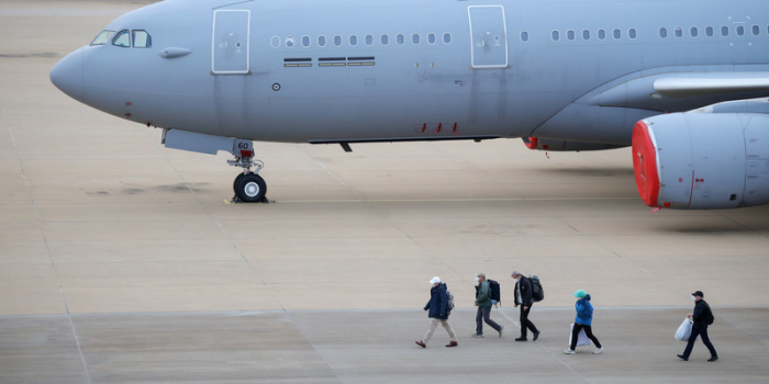Passagiere der «Hondius» verlassen nach dem Hantavirus-Ausbruch ein Flugzeug am Flughafen Eindhoven in den Niederlanden. Foto: dpa/Christoph Reichwein
