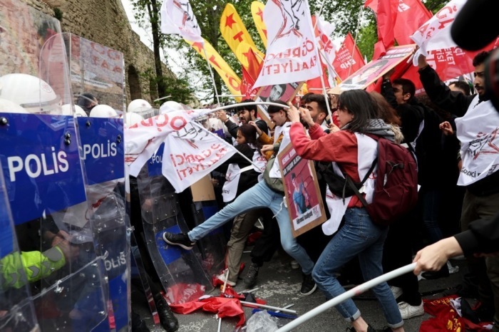 Demonstranten stoßen mit der Bereitschaftspolizei zusammen, als sie versuchen, den Taksim-Platz zu erreichen, um den Internationalen Tag der Arbeit in Istanbul zu feiern. Foto: epa/Tolga Bozoglu