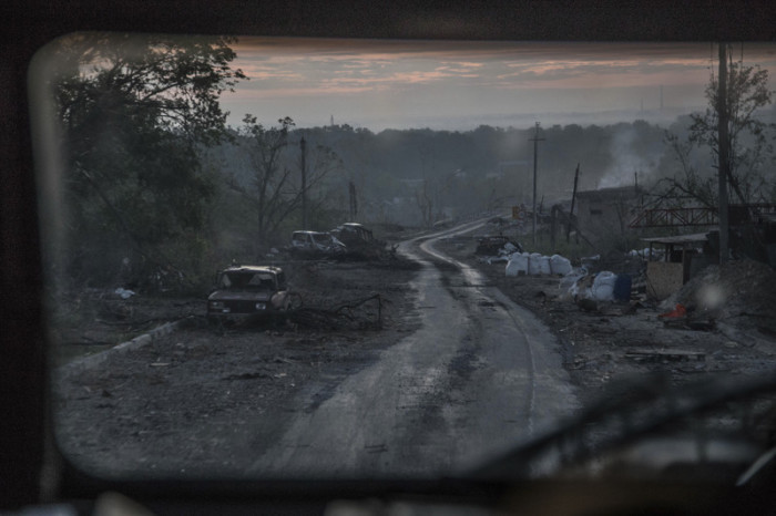 Während schwerer Kämpfe an der Front in Sjewjerodonezk in der Region Luhansk liegen ausgebrannte Autowracks am Rand eines Wegs. Foto: Oleksandr Ratushniak