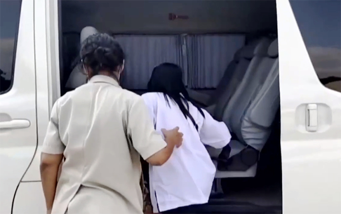 Eine Frau findet nach jahrelangem Missbrauch Zuflucht in einem Tempel. Foto: Khaosod English