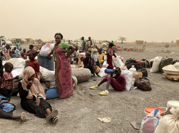 Flüchtlinge aus dem Sudan warten nach Grenzübertritt im Südsudan auf den Weitertransport in ein Transitlager. Foto: dpa/Eva-maria Krafczyk