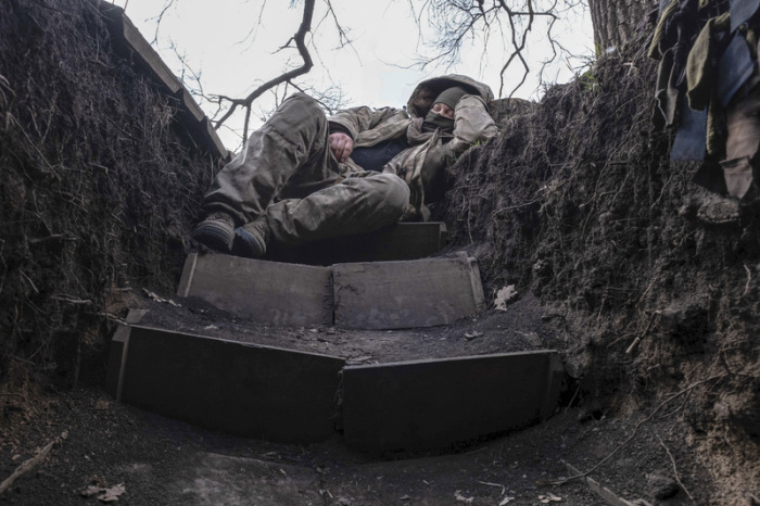 Ein ukrainischer Soldat ruht sich in einem Schützengraben an der Frontlinie in der Nähe von Lyman aus. Foto: Iryna Rybakova/Ap/dpa