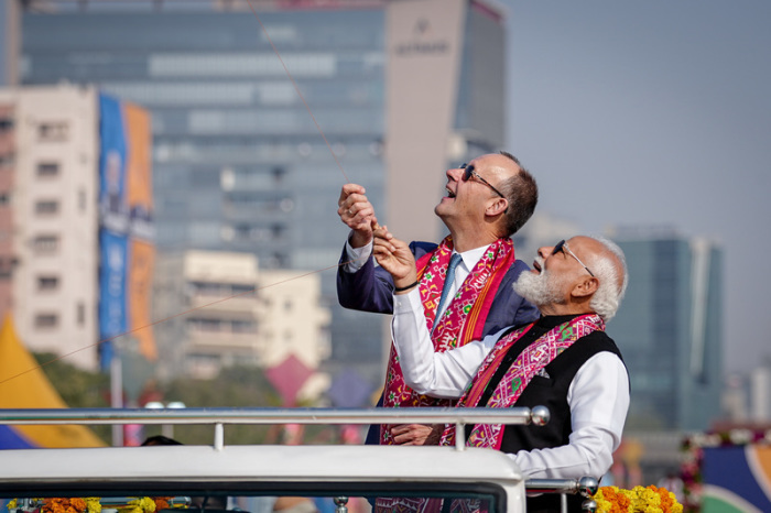 Indiens Premierminister Narendra Modi und Bundeskanzler Friedrich Merz besuchen während dessen Indien-Reise ein Drachenfestival in Ahmedabad. Foto: Kay Nietfeld/dpa