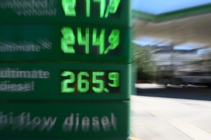 Preistafel einer Tankstelle in Canberra mit neuen Kraftstoffpreisen, während Autofahrer Benzinkosten nun genau im Blick behalten. Foto: epa/Lukas Coch