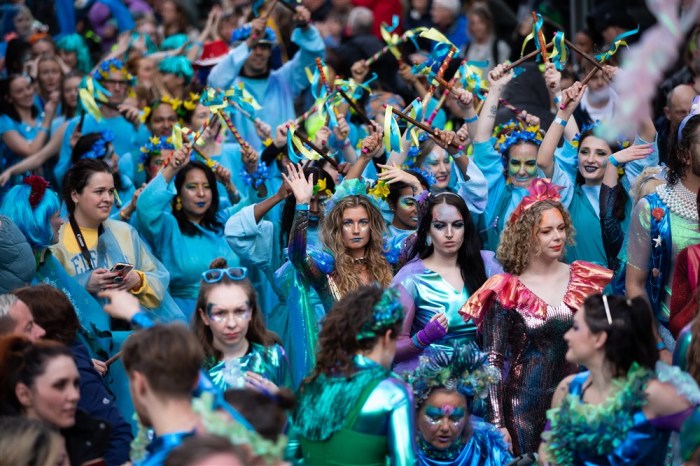 Tänzer in den Farben der Ukraine. Die 67. Ausgabe des Eurovision Song Contest (ESC) besteht aus zwei Halbfinalrunden. Foto: EPA-EFE/Adam Vaughan